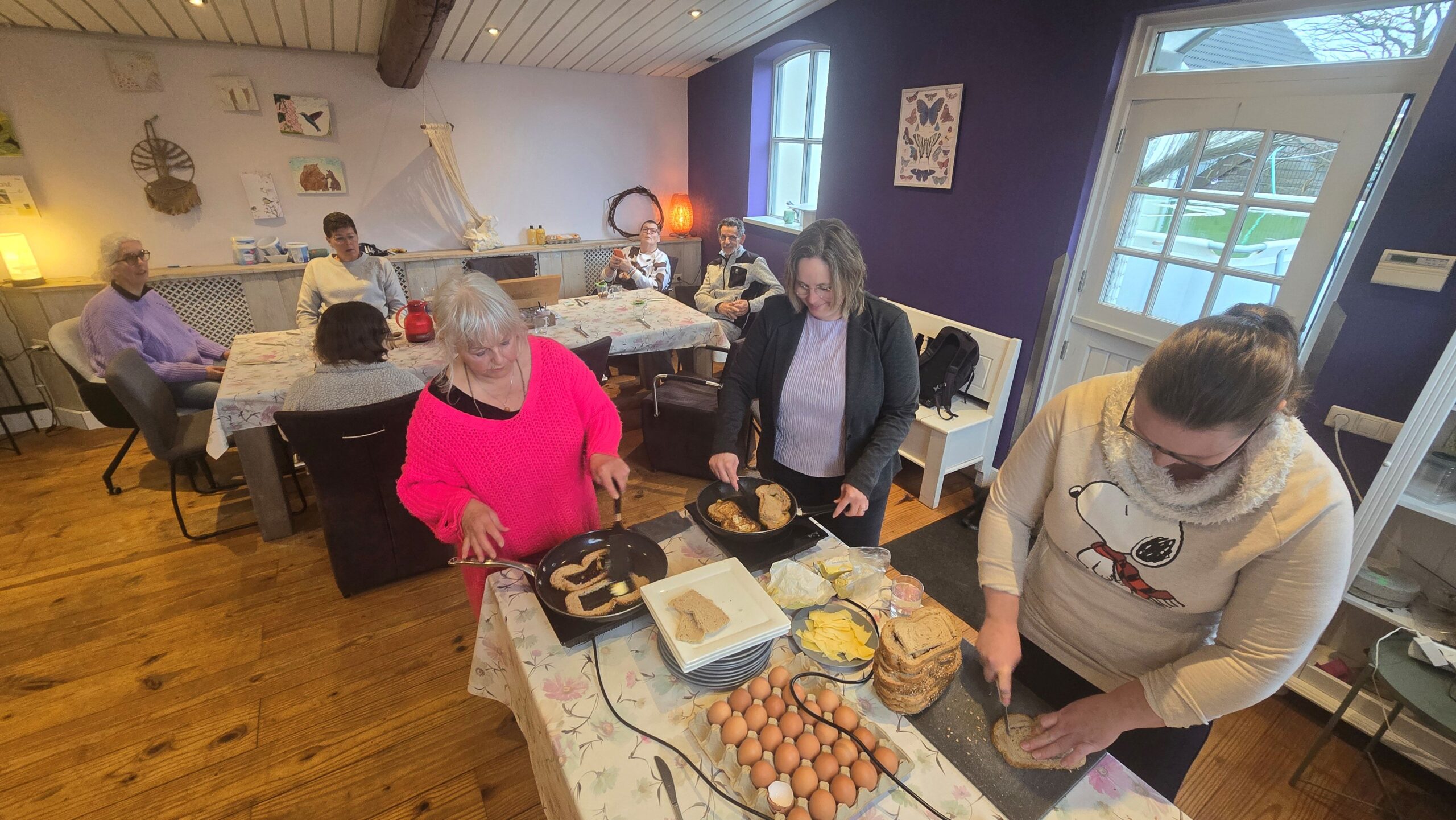 Deelnemers bereiden samen de lunch tijdens de dagbesteding van Zorgmolen De Hoop in Lienden