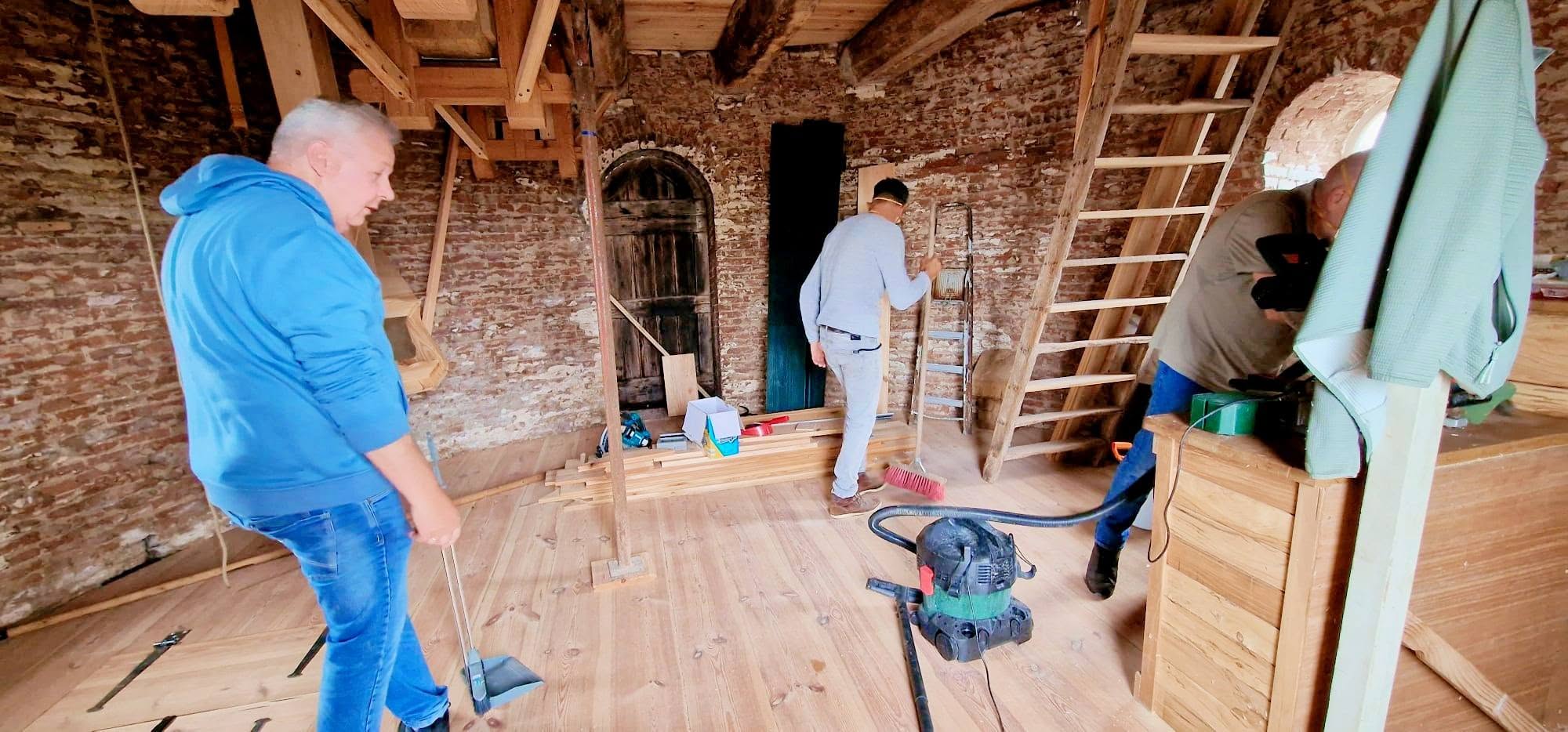 Deelnemers aan actieve dagbesteding werken in Molen De Hoop in Lienden