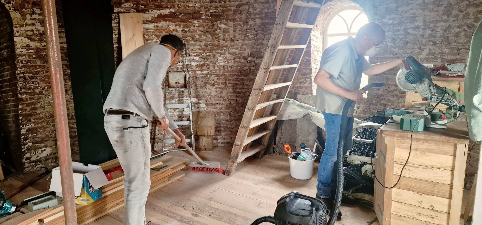 Deelnemers werken mee aan werkzaamheden in Molen De Hoop tijdens de dagbesteding in Lienden
